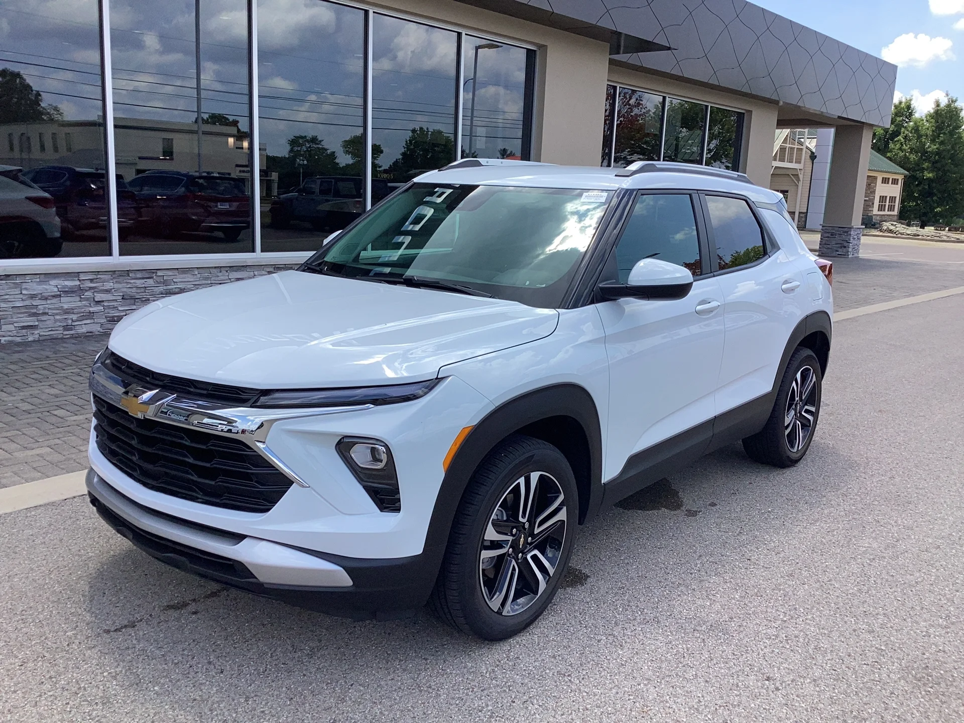 Used 2024 Summit White Chevrolet LT image 8