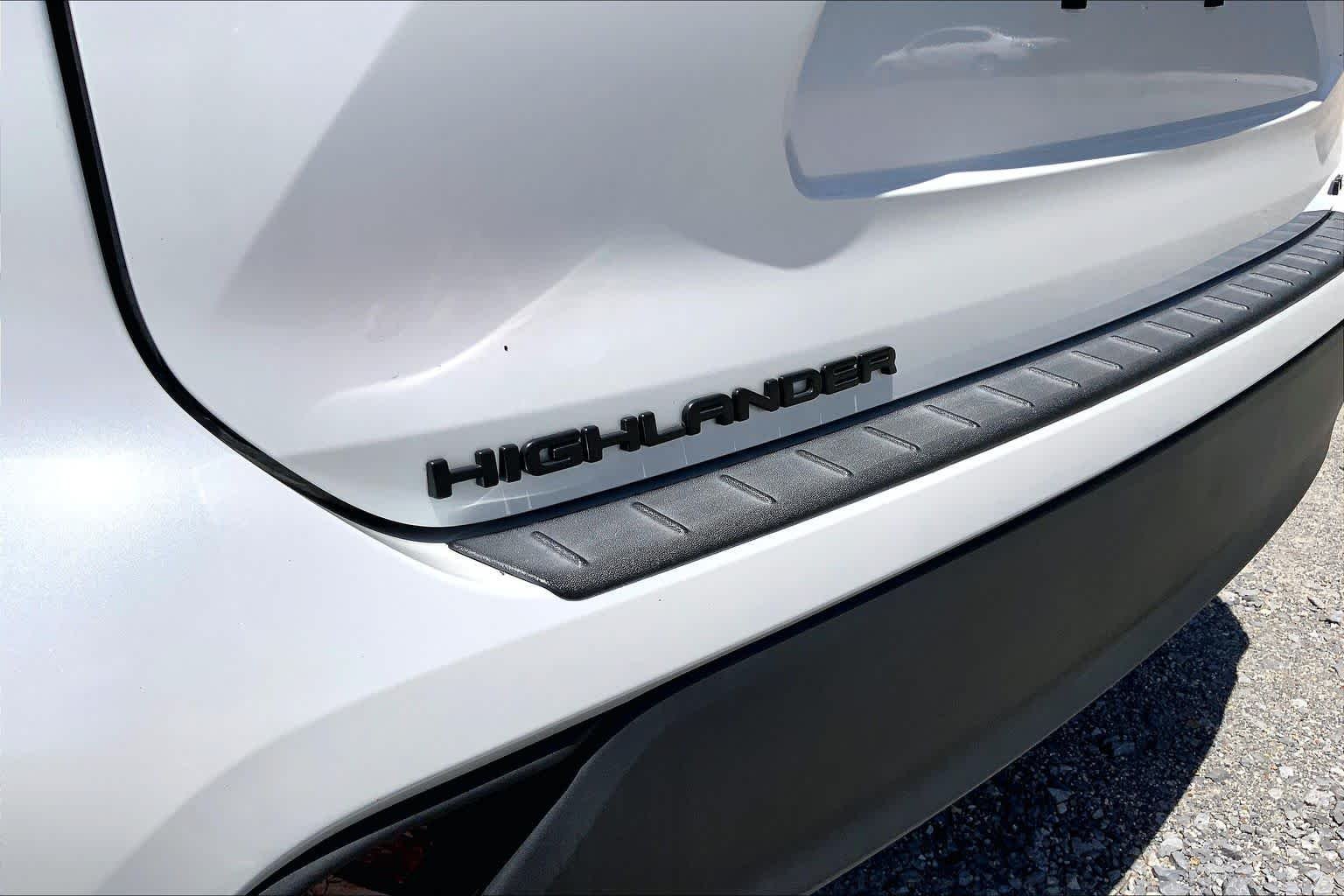 Used 2022 Wind Chill Pearl Toyota LE image 10