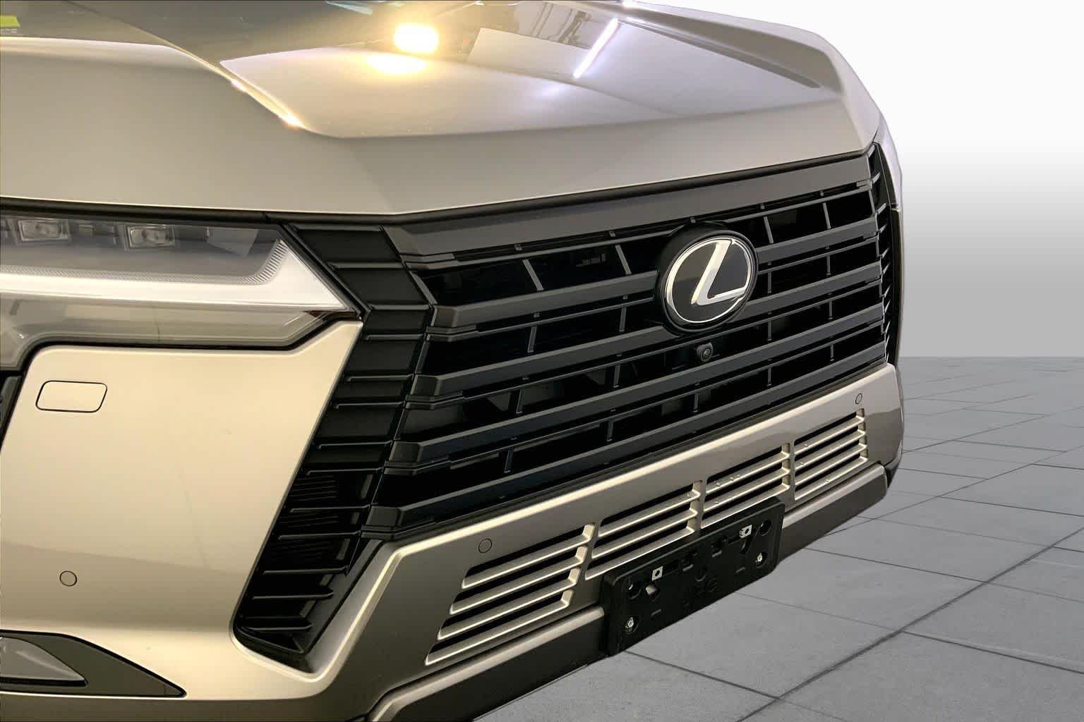Used 2026 Atomic Silver Lexus Overtrail+ image 32