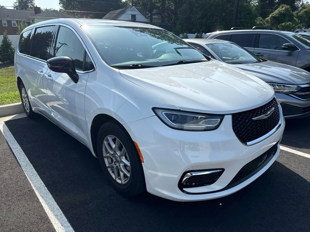 2024 Chrysler Pacifica Touring L's photo