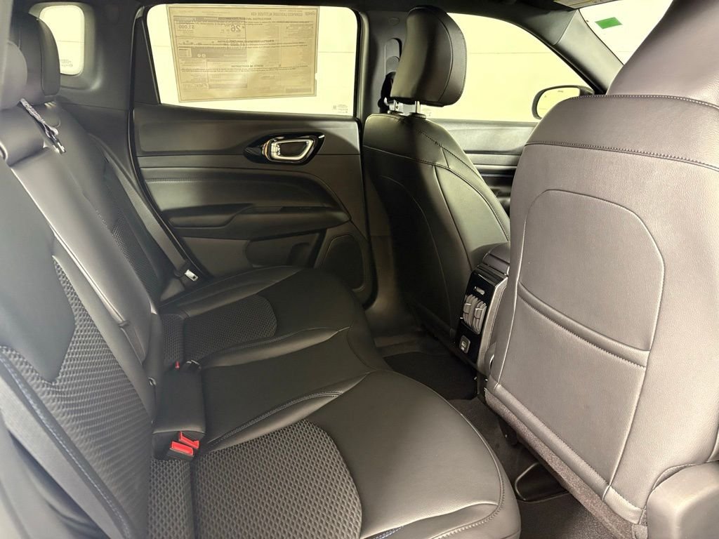 New 2026 Silver Zynith Metallic Clearcoat Jeep Latitude image 17