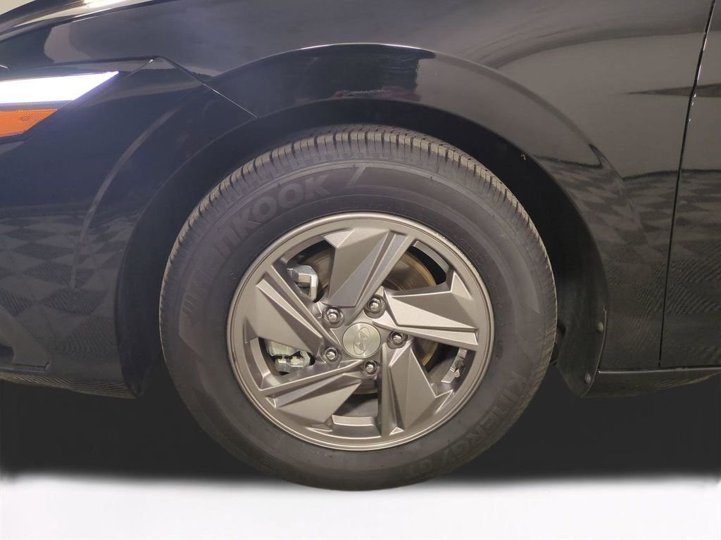2025 Hyundai Elantra SE - Photo 11
