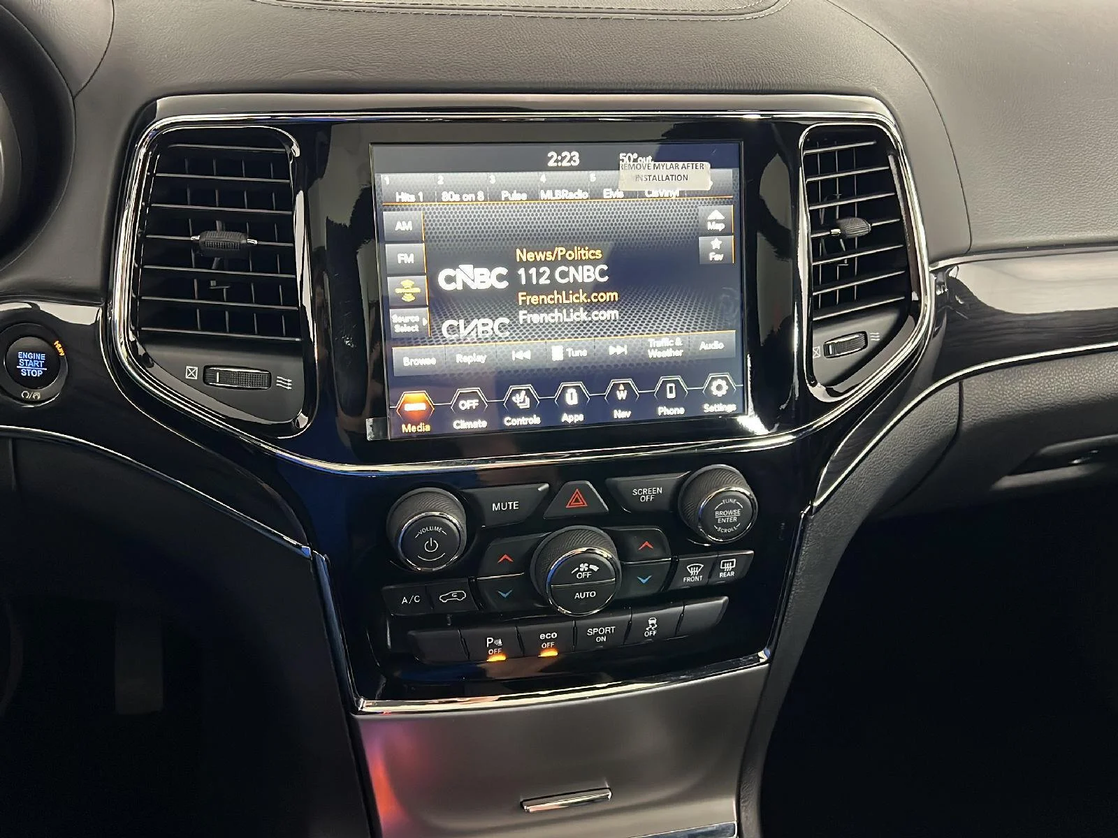 Used 2020 Diamond Black Crystal Pearlcoat Jeep Overland image 19