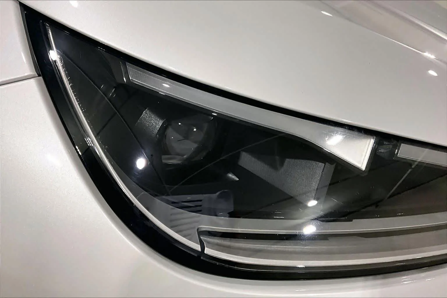 Certified Used 2025 Mineral White Metallic BMW xDrive50 image 25