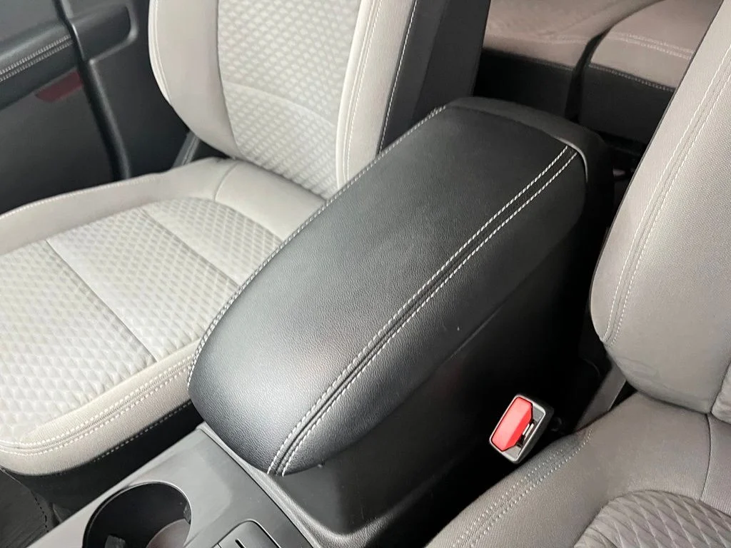 Used 2022 Black Ford SE image 25