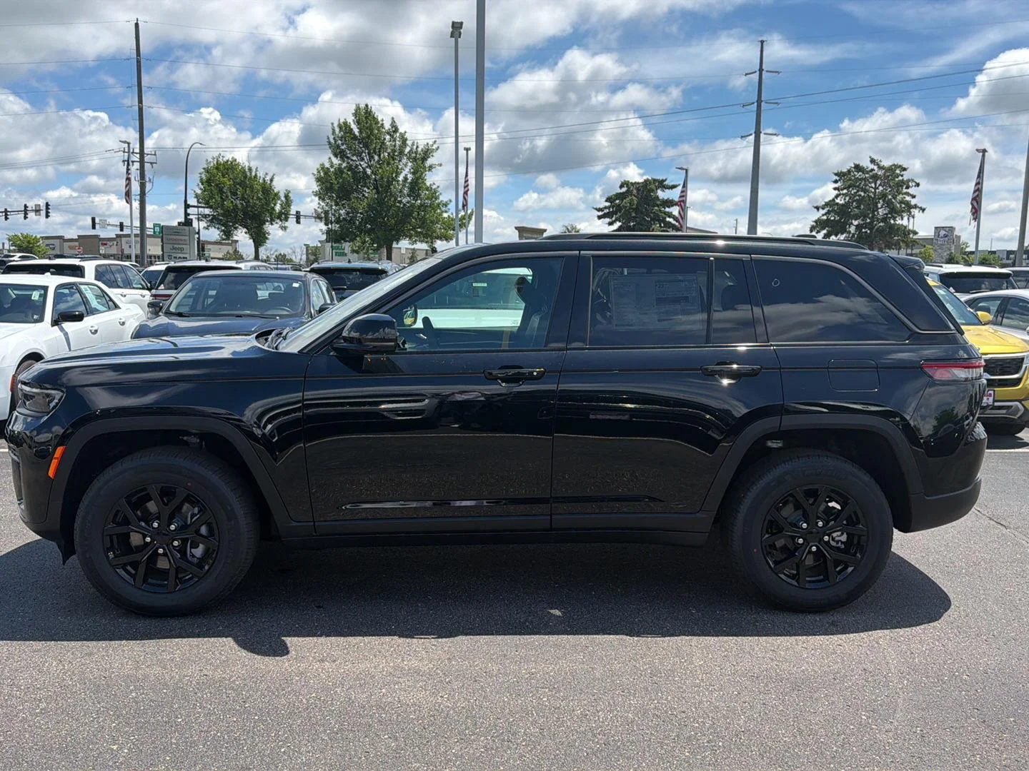 New 2026 Diamond Black Crystal Pearl-Coat Exterior Paint Jeep Laredo Altitude image 2