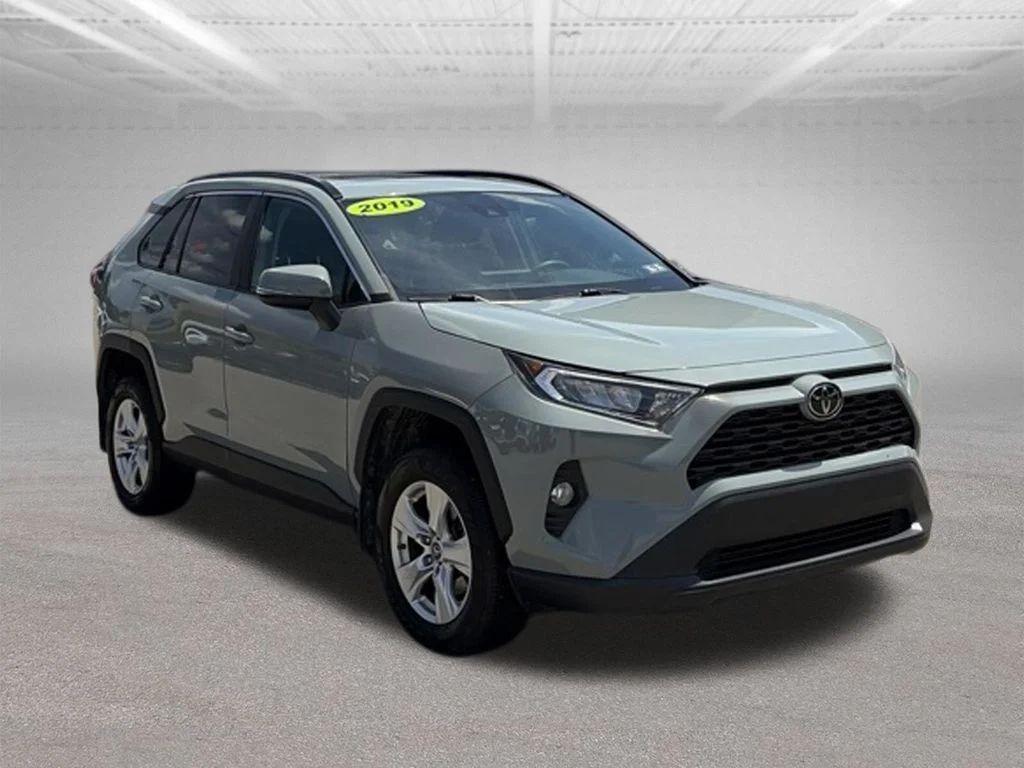 Used 2019 Silver Toyota XLE image 8