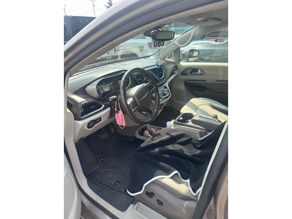 Used 2017 Molten Silver Chrysler Touring-L Plus image 9