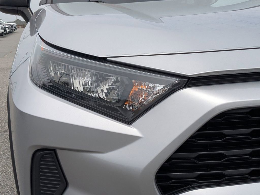 Used 2022  Toyota LE image 10