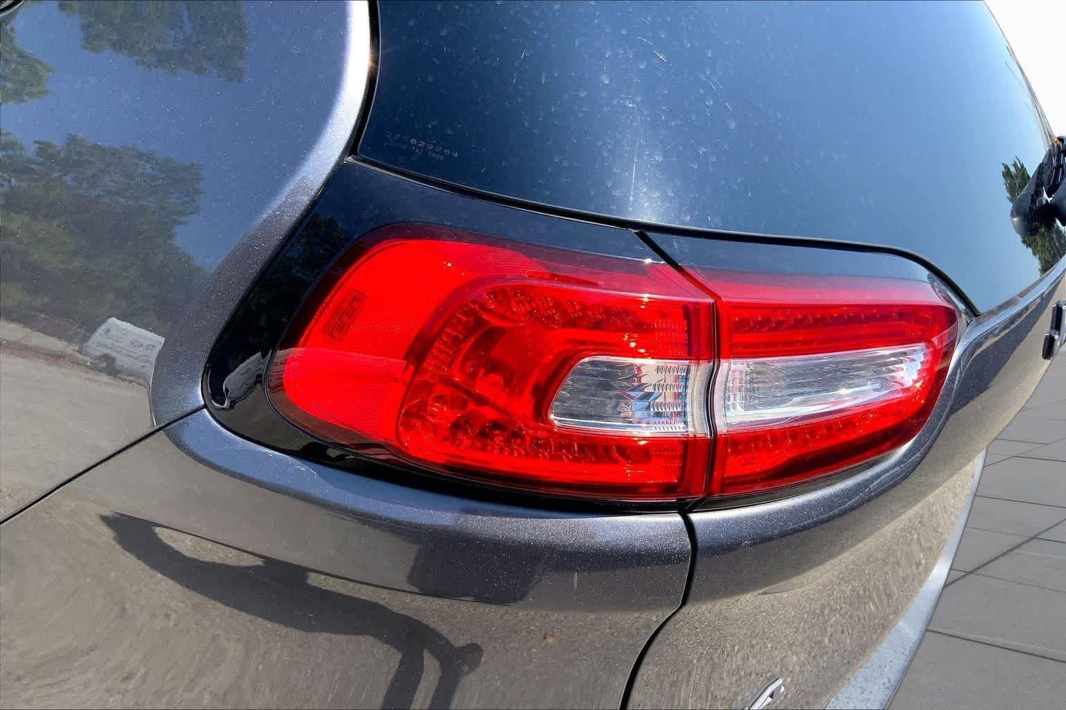 Used 2018 Granite Crystal Metallic Clearcoat Jeep Trailhawk image 29