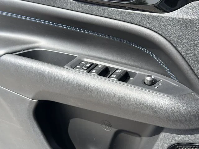 New 2026 Bright White Clearcoat Jeep Latitude image 20