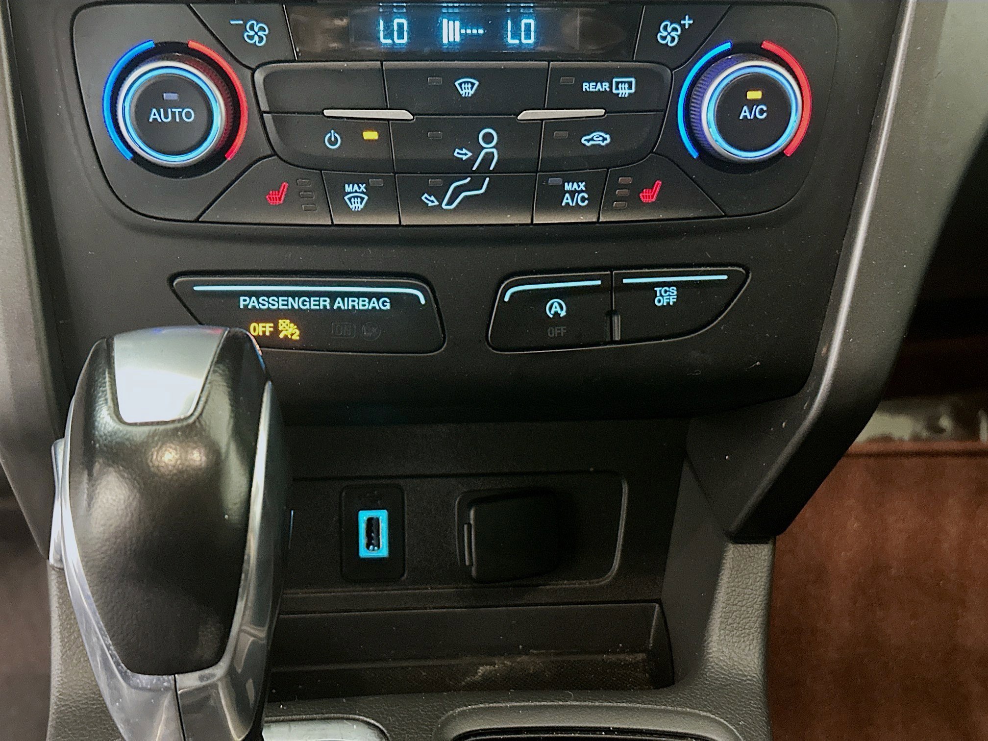 Used 2018 White Gold Metallic Ford SEL image 22