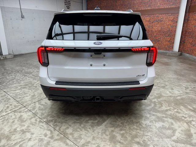 New 2026 Star White Metallic Tri-Coat Ford ST-Line image 4