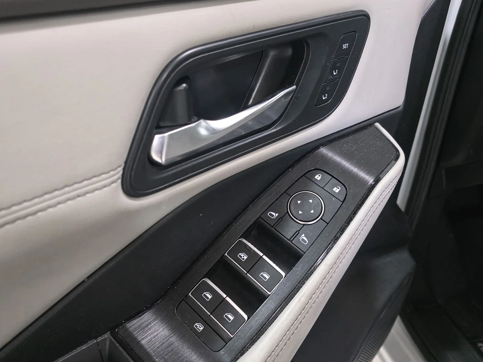 Used 2023 White Nissan SL image 19