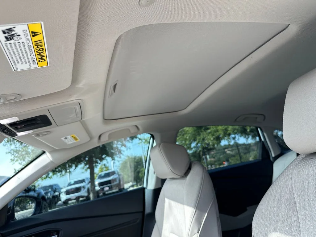 Used 2025 White Honda SE image 29