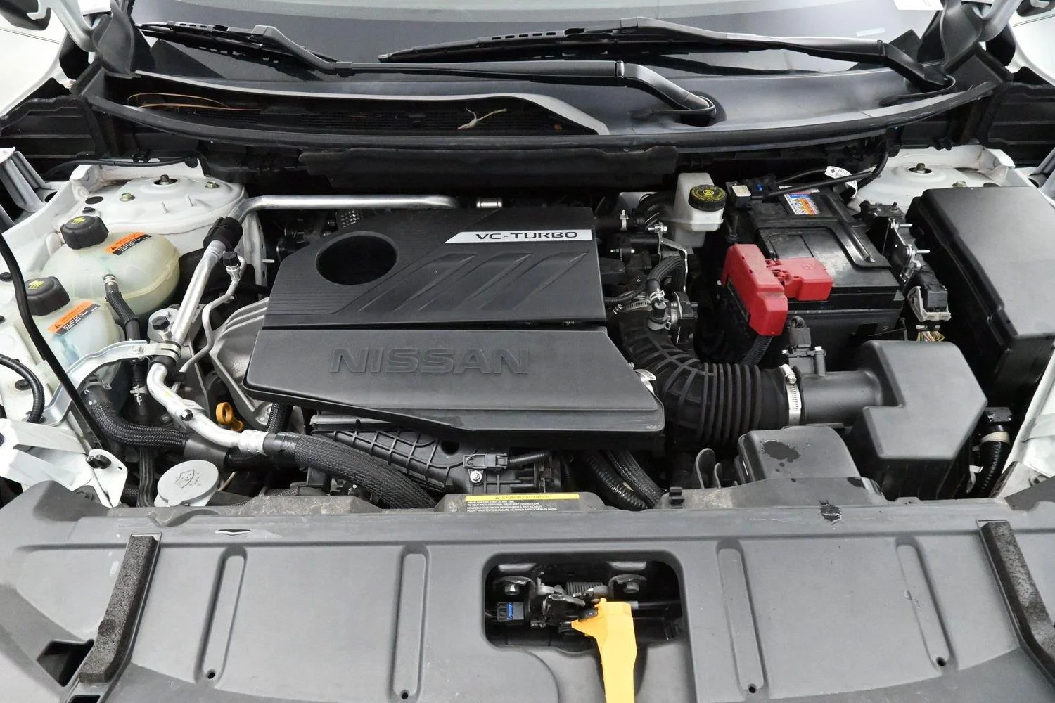 Used 2023 Pearl White Tricoat/Super Black Nissan SL image 35