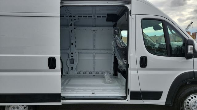 Used 2025 White Ram Base image 16
