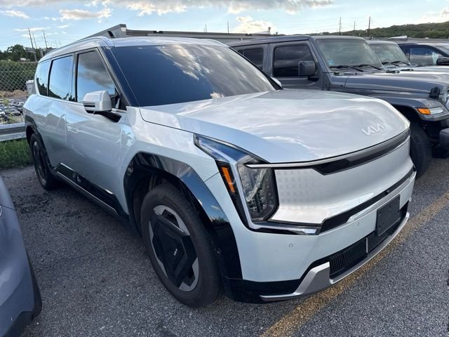 Used 2026 White Kia Land image 2