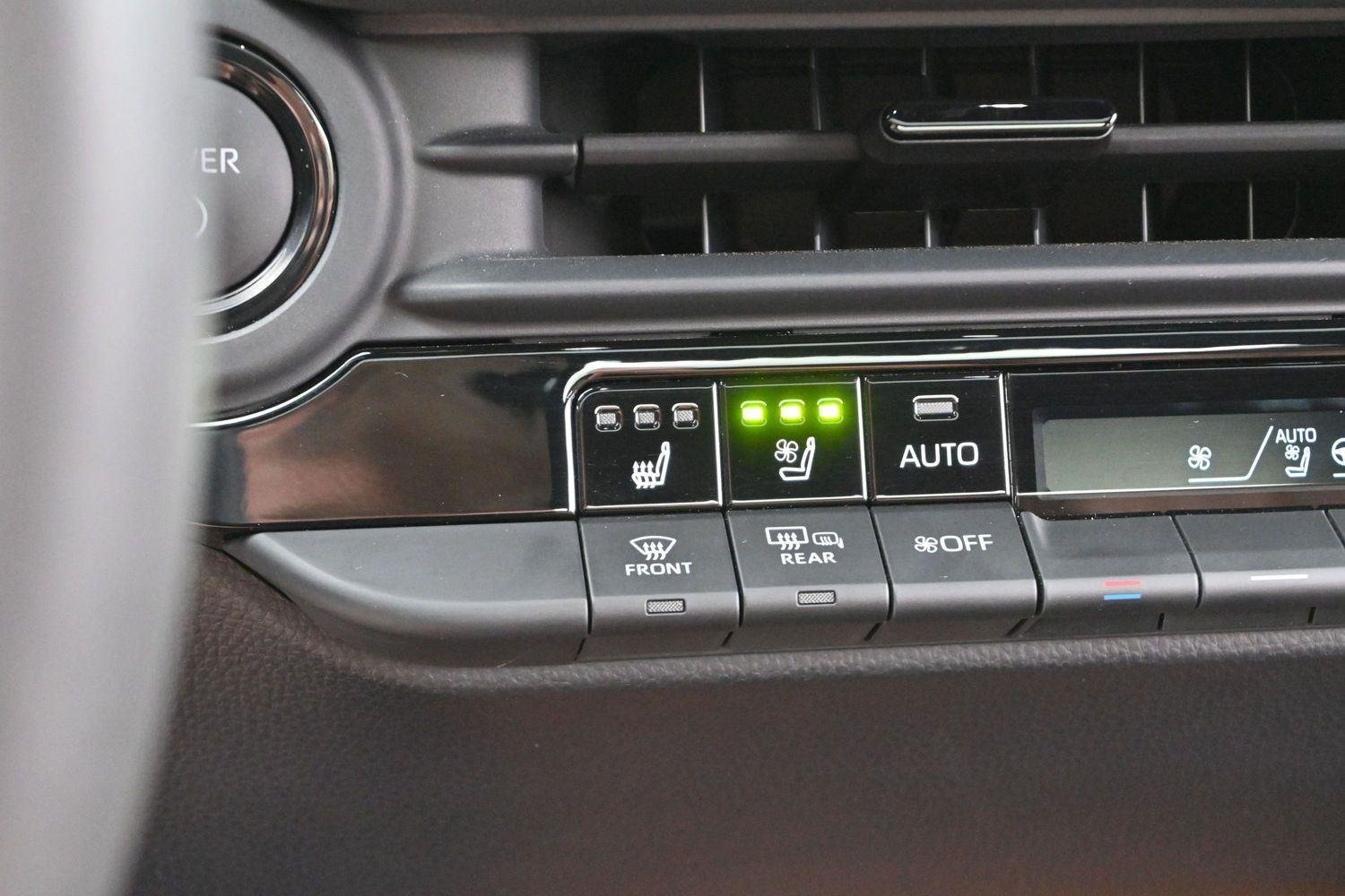 Used 2025  Toyota XLE image 25