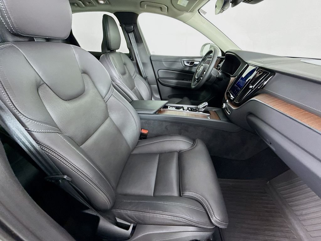 Used 2023 Silver Volvo B5 Ultimate Bright Theme image 30