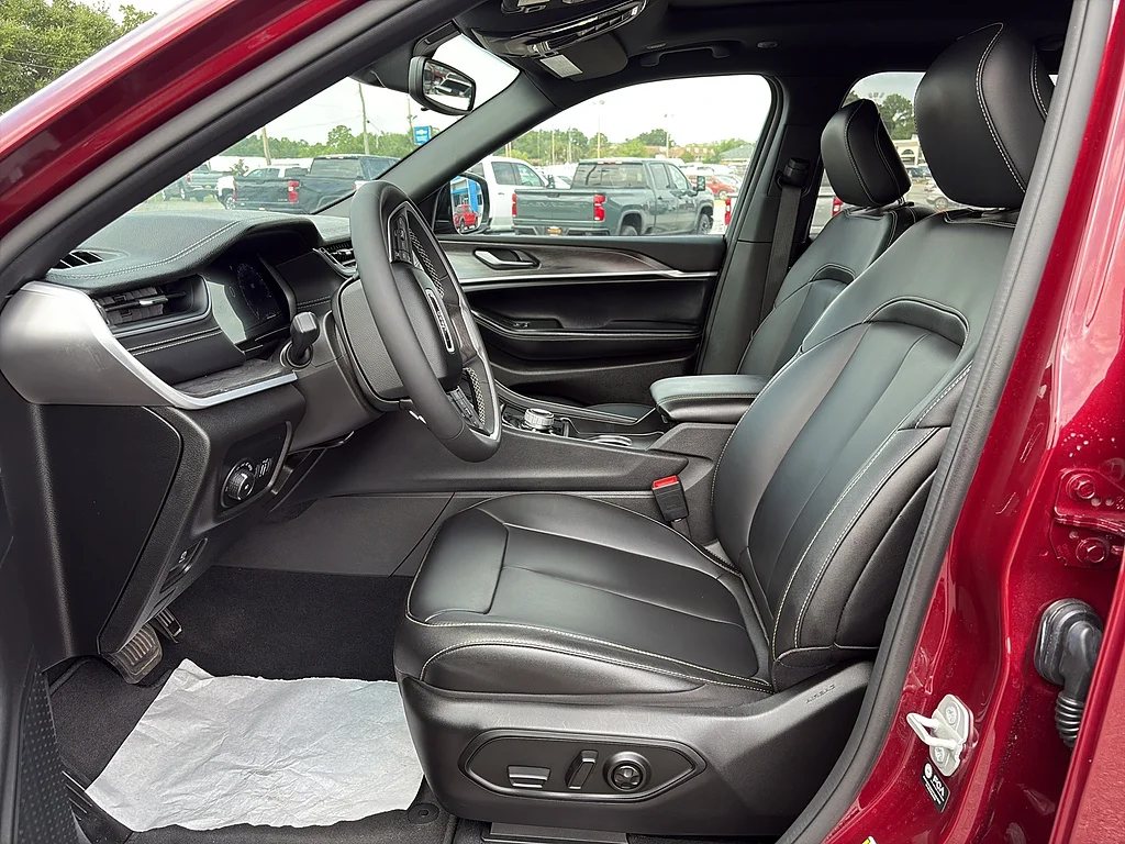 Used 2024 Velvet Red Pearl Coat Jeep  image 16