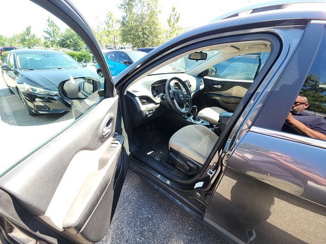 Used 2016 Gray Jeep Latitude image 17