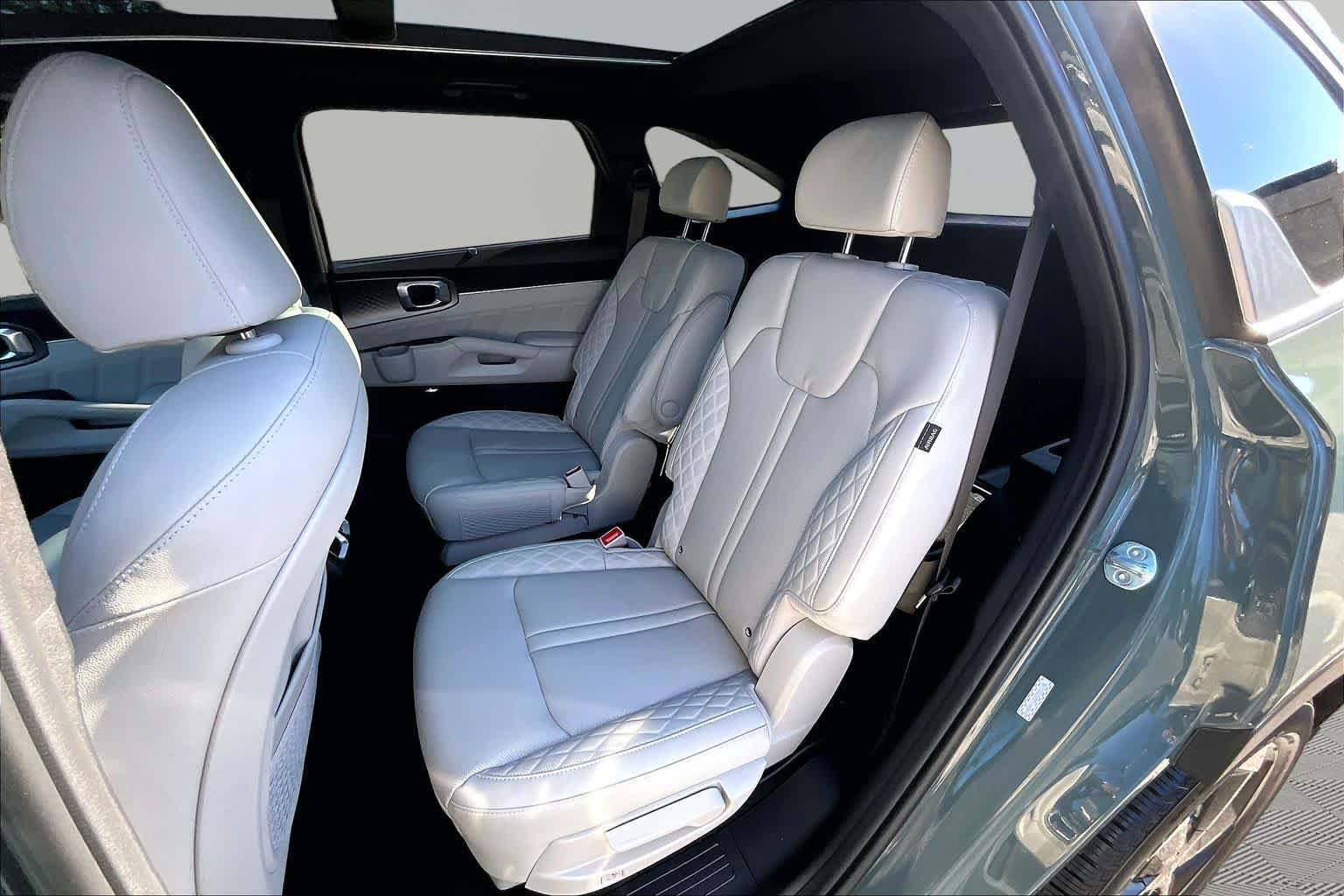 Used 2025 Cityscape Green Kia SX Prestige image 21