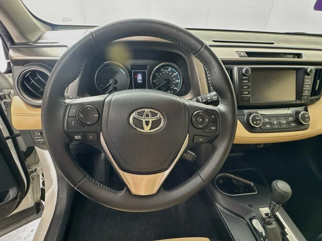 Used 2018 White Toyota XLE image 11