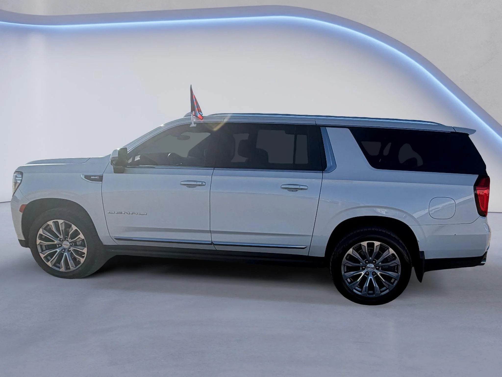 Used 2022 White Frost Tricoat GMC Denali image 8
