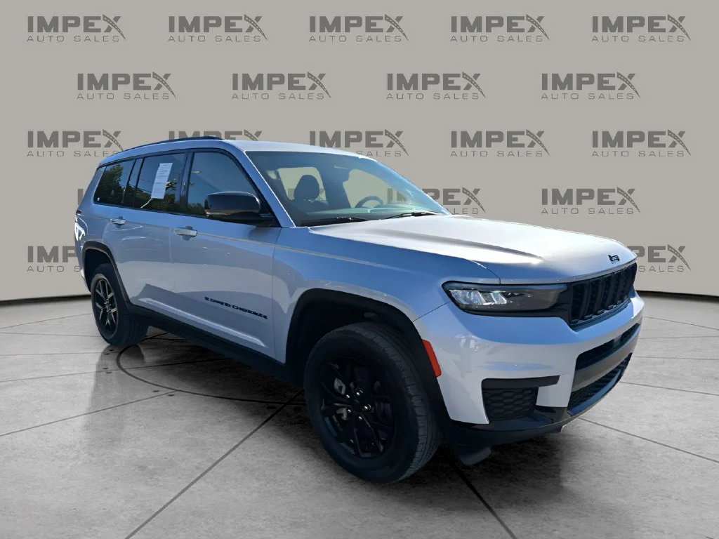 Used 2025 Silver Jeep Altitude image 7