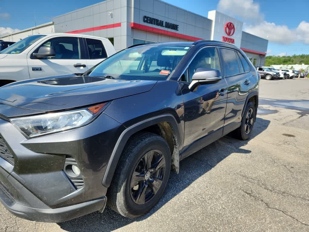 Used 2019 Magnetic Gray Metallic Toyota XLE image 2