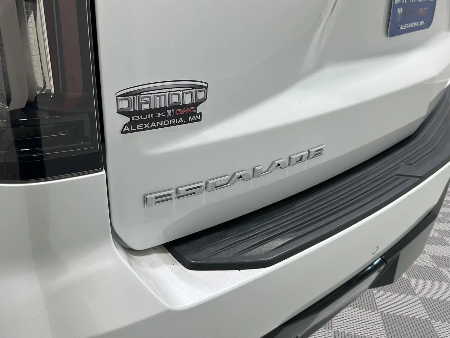 Used 2023 Crystal White Tricoat Cadillac Sport Platinum image 32