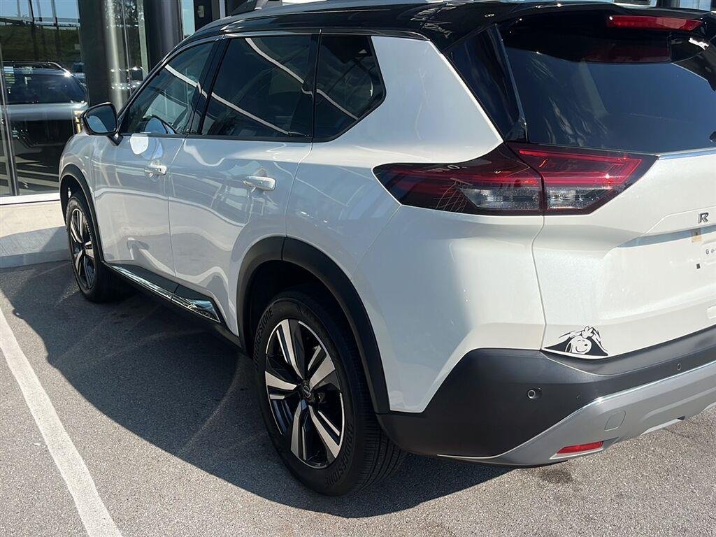 Used 2021 Pearl White Tricoat/Super Black Nissan SL image 10
