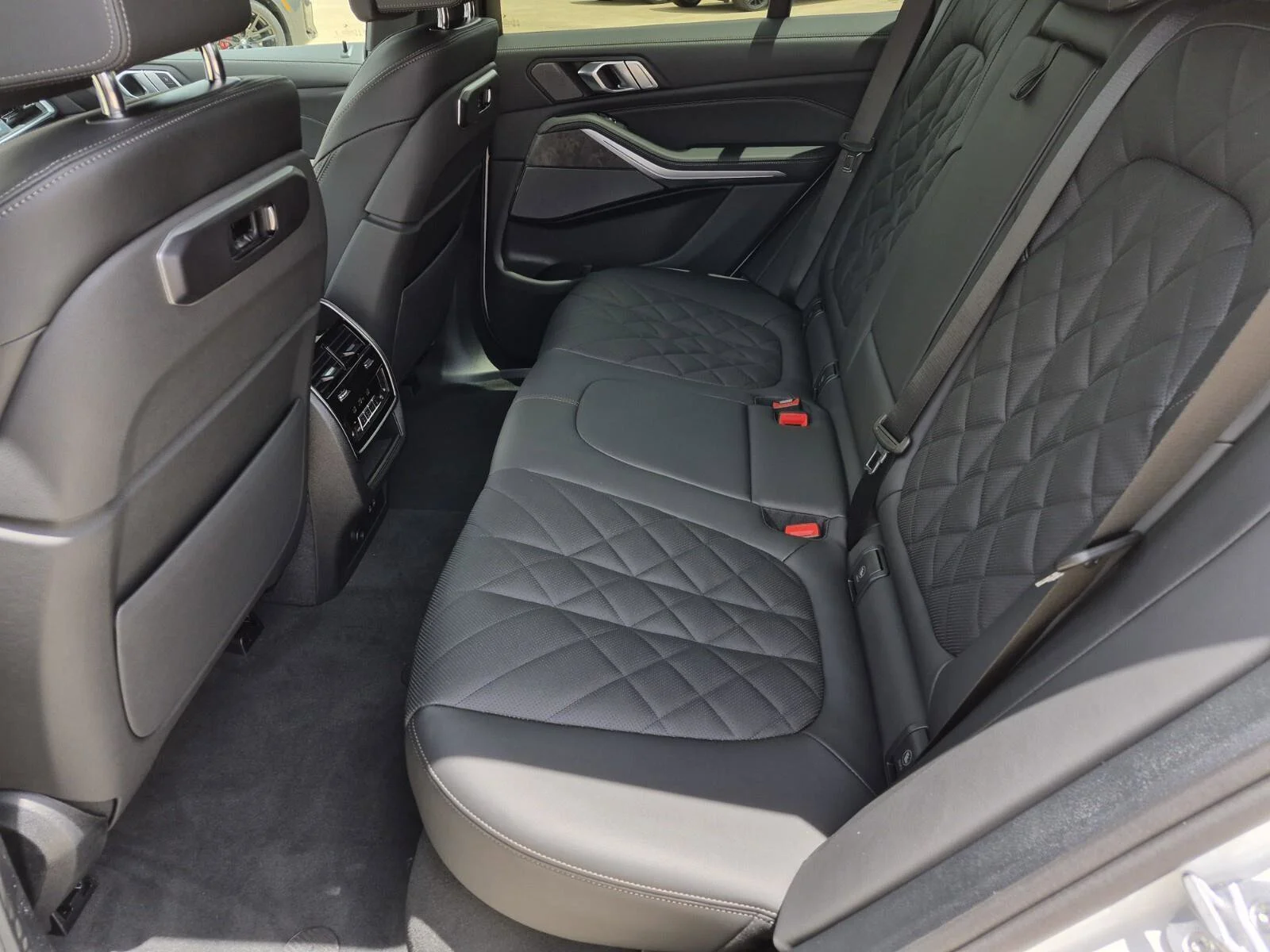 New 2026 Mineral White Metallic BMW xDrive40i image 14