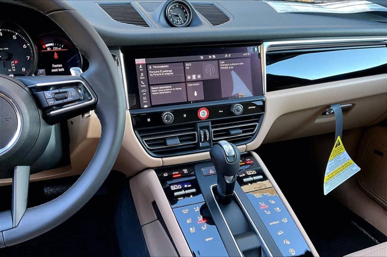 2026 Porsche Macan T - Photo 16