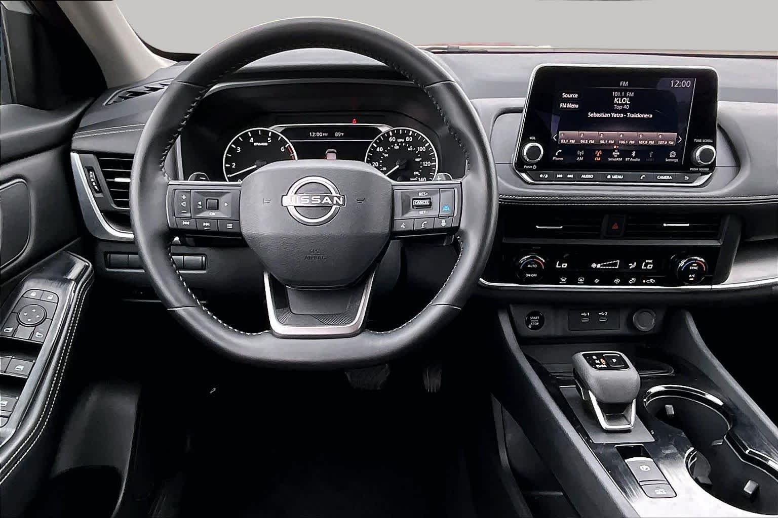 Used 2025 Everest White Pearl Nissan SV image 6