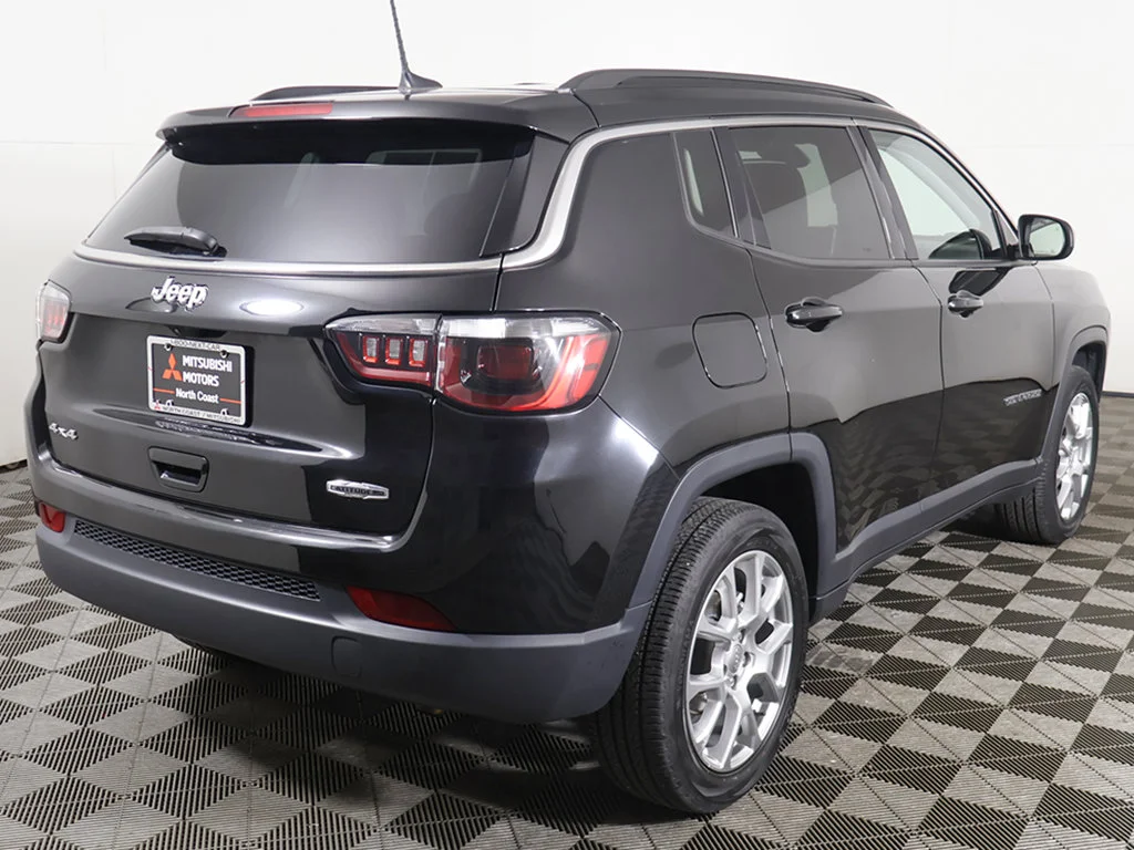 Used 2022 Black Jeep Latitude Lux image 9