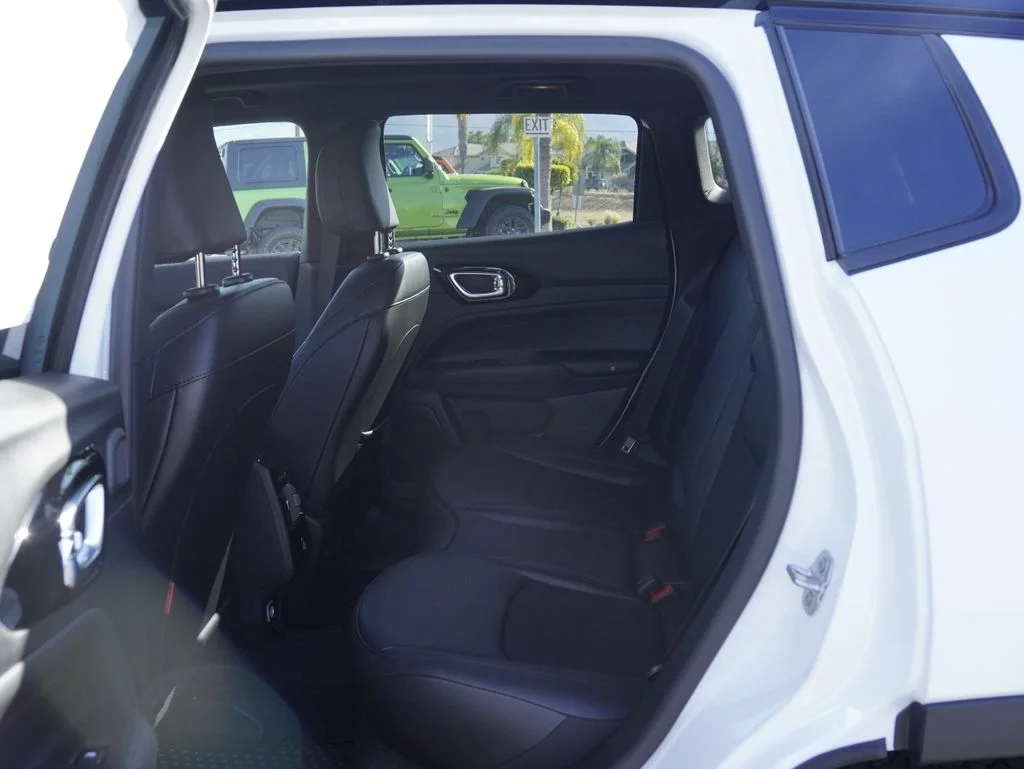 New 2026 Bright White Clear-Coat Exterior Paint Jeep Trailhawk image 23