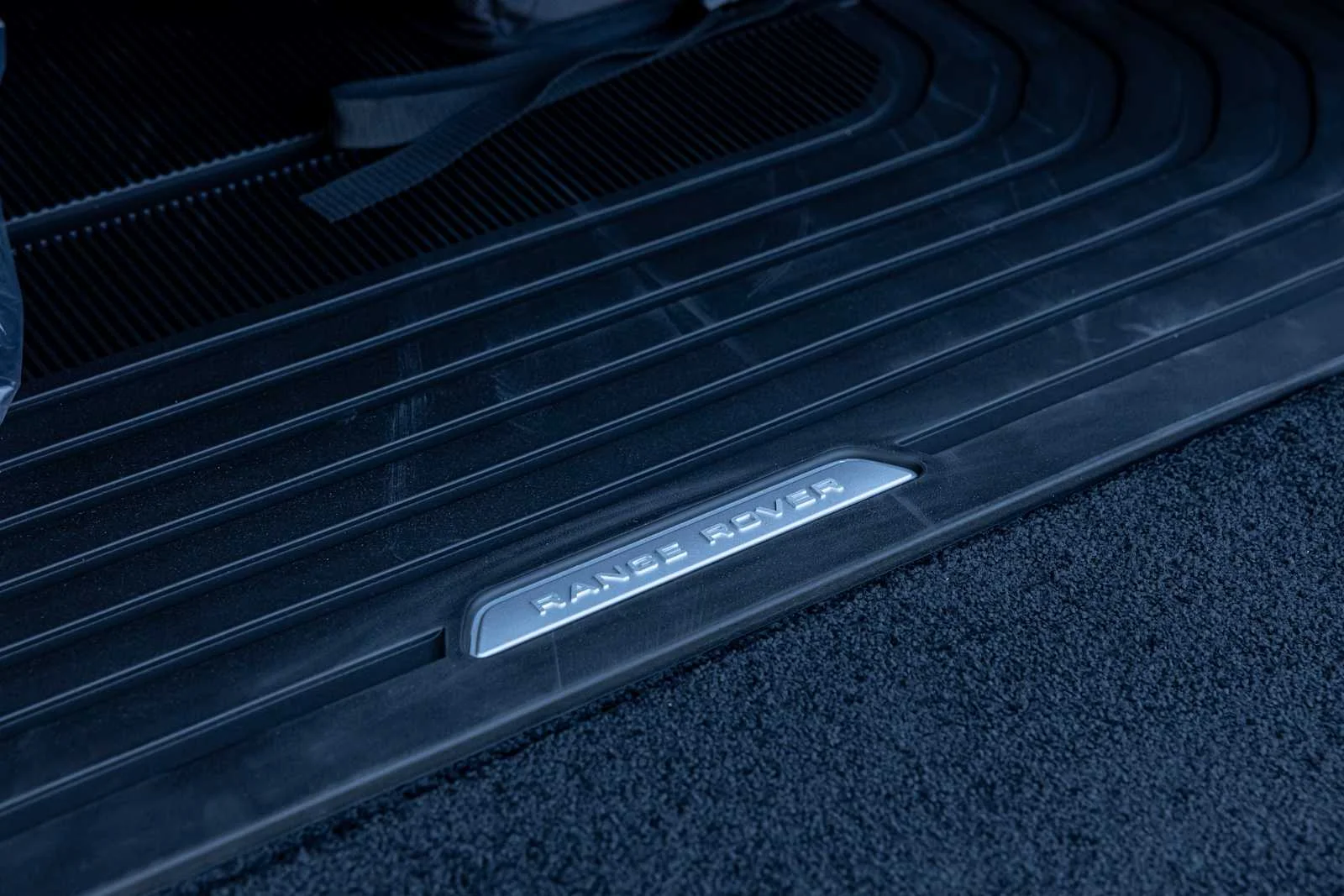 New 2026 Fuji White Land Rover SE image 34