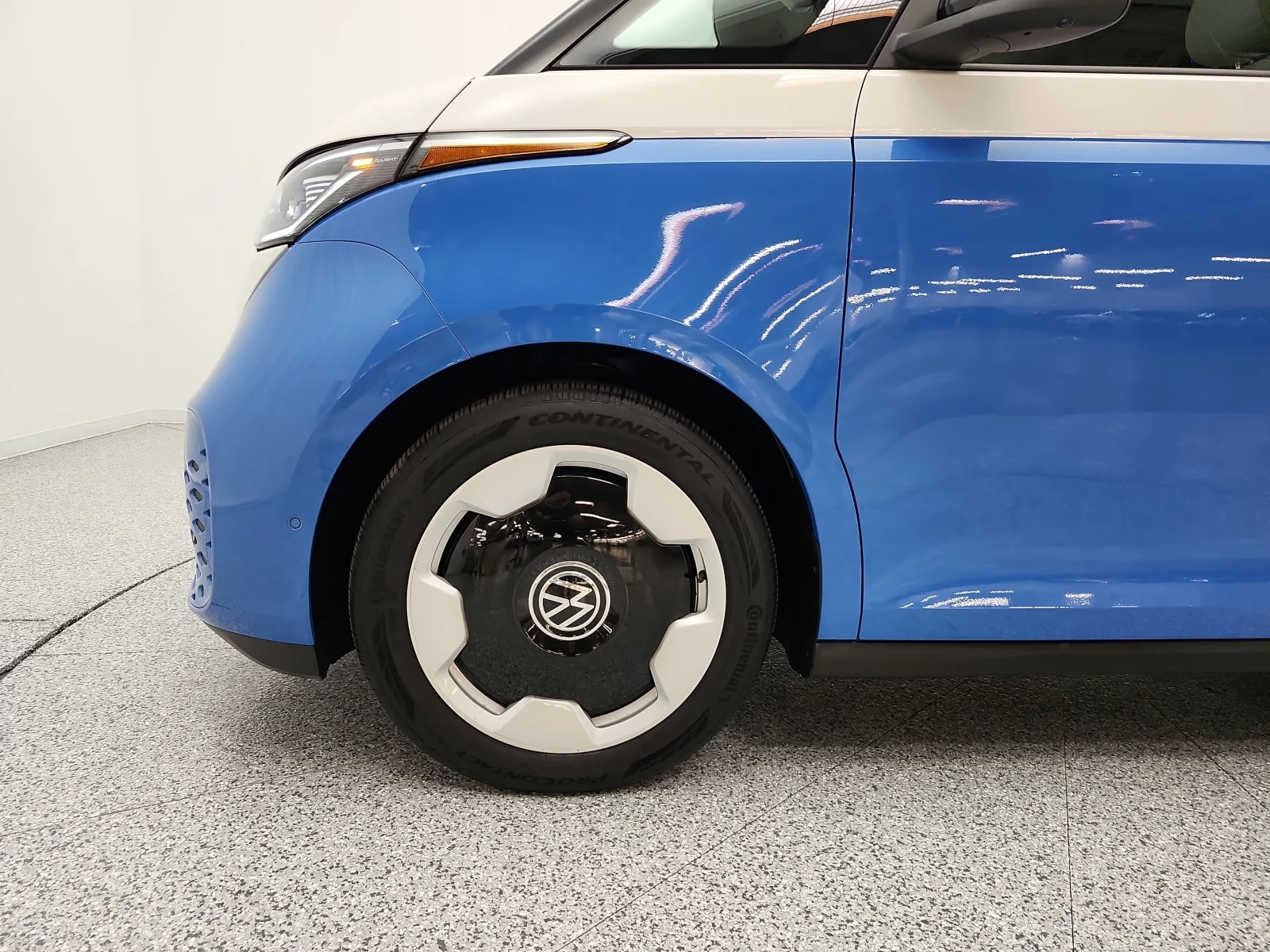 Used 2025 Cabana Blue Volkswagen Pro S Plus 4MOTION w/Two-Tone image 21