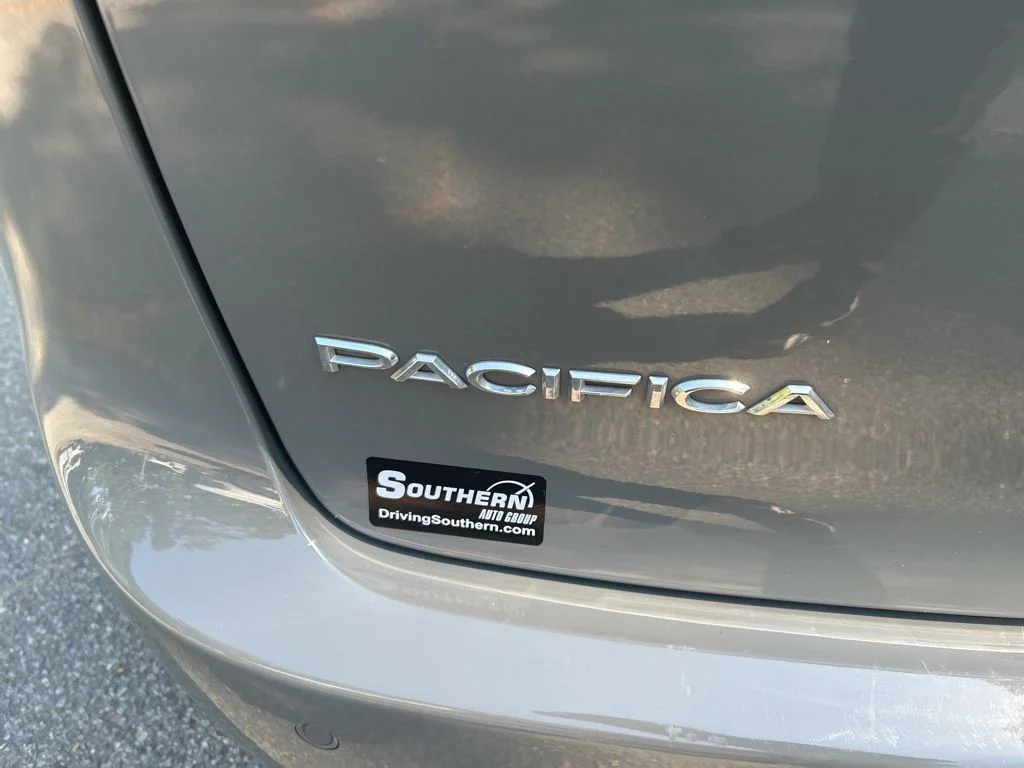 Used 2022 White Chrysler Touring L image 10