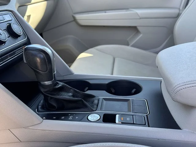 Used 2018 White Volkswagen 3.6L V6 SE image 43