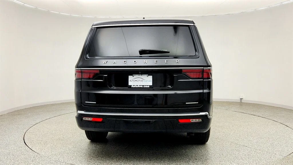 Used 2023 Diamond Black Crystal Pearlcoat Jeep Series III 4x4 w/ Convenience Group & Quadra-Lift Suspension image 6