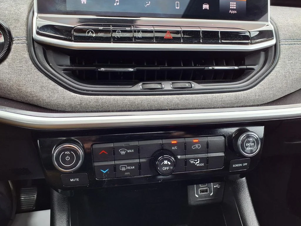 Used 2023 Blue Jeep Latitude image 9