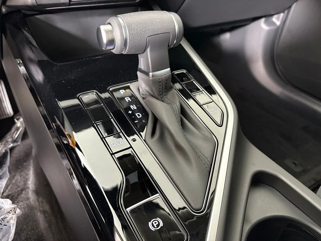New 2026 Snow White Pearl Kia LX image 32