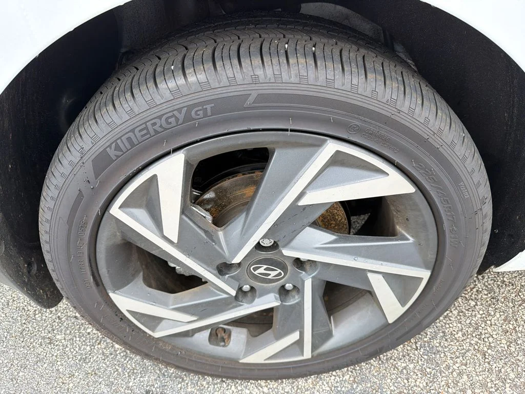Used 2025 White Hyundai SEL Sport image 17