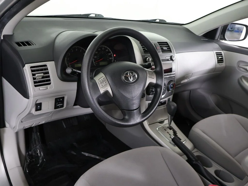 Used 2011 Silver Toyota LE image 21