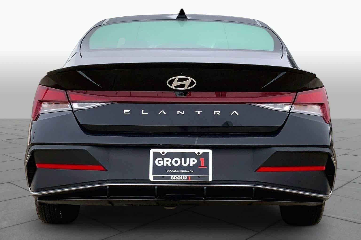 Used 2025 Abyss Black Hyundai SEL Sport image 5