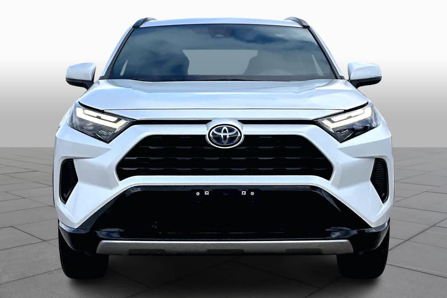 Used 2023 Wind Chill Pearl Toyota Hybrid SE image 4