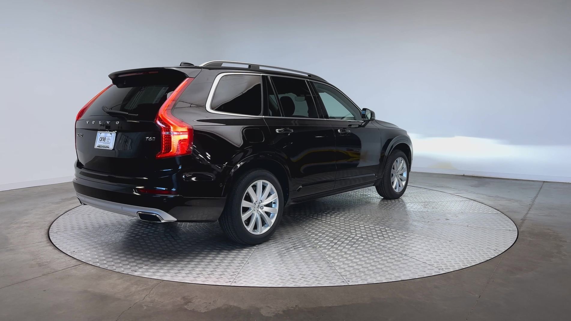 Used 2018 Onyx Black Metallic Volvo Momentum image 8